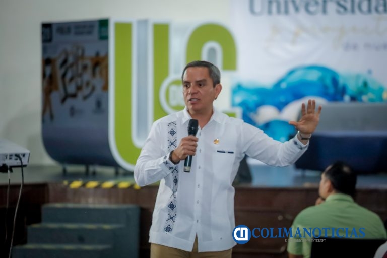 La universidad no reemplaza a la familia: Christian Torres Ortiz