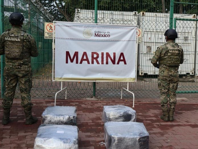 Marina asegura bultos con presunto clorhidrato de cocaína, en el recinto portuario de Manzanillo, Colima (3)