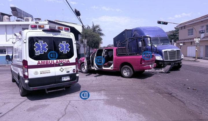 Tráiler impacta unidad de Protección Civil en Armería; hay dos lesionados