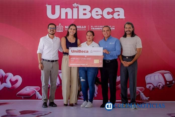 Rector asiste a entregas de UniBecas en Manzanillo