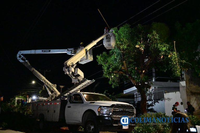 Riult Rivera recorre junto a vecinos la colonia El Porvenir durante patrullaje nocturno; queda iluminada al 100%