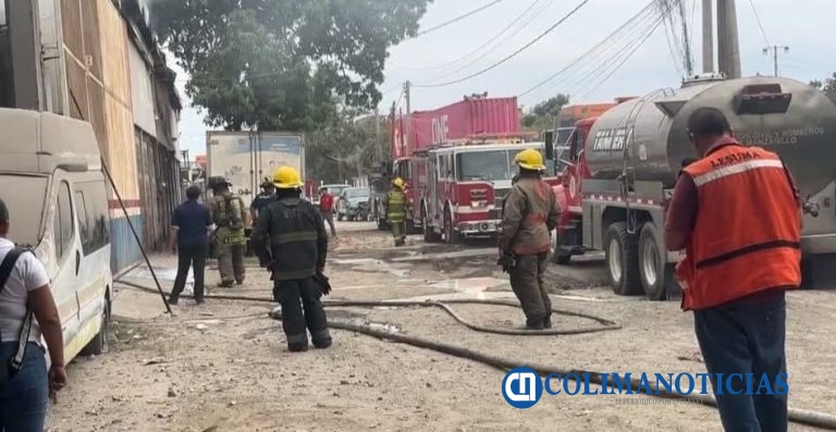 Se incendia bodega de Lácteos y vehículos en Tapeixtles