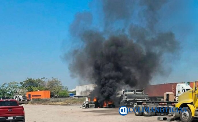 Se incendia un tráiler en patio de Contenedores de la calle Algodones de Tapeixtles