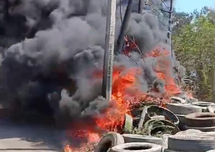 Se incendian llantas al interior de un patio del Libramiento de Tapeixtles