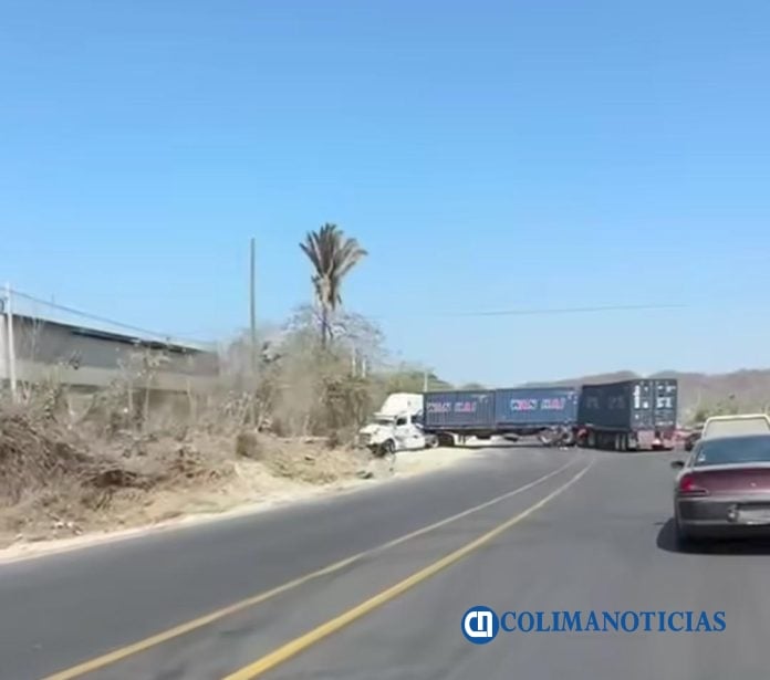 Tráiler paraliza el libramiento El Naranjo de Manzanillo