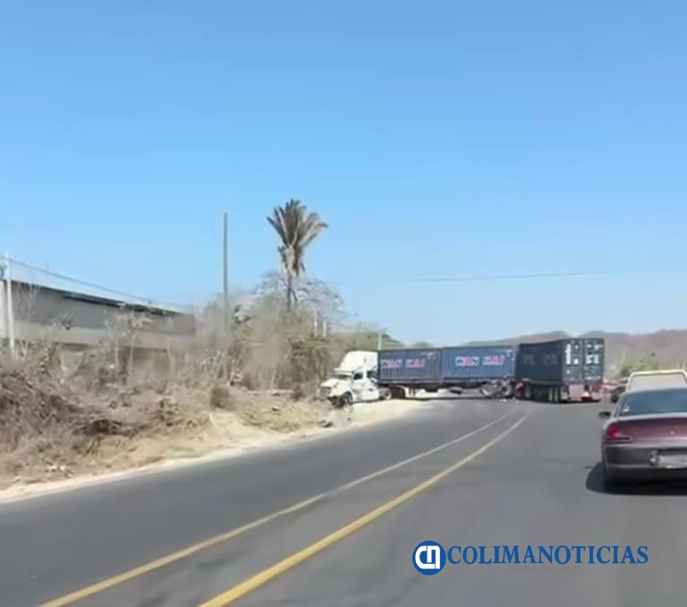 Tráiler paraliza el libramiento El Naranjo de Manzanillo