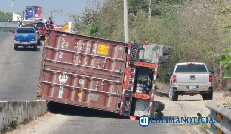 Tráiler pierde su contenedor en el entronque del Barrio V del Valle de Las Garzas