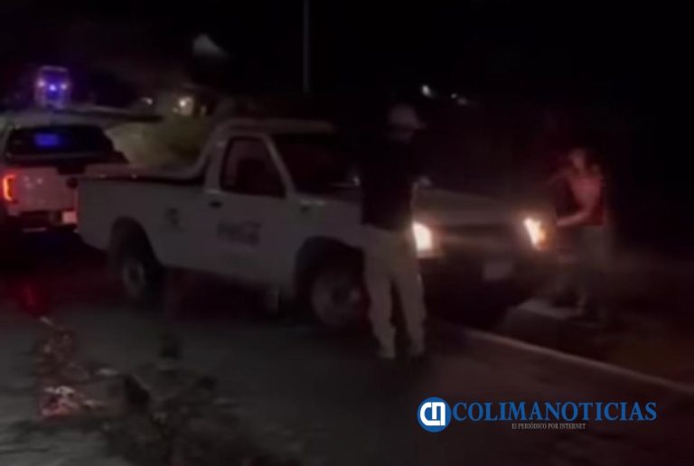 Una camioneta perdió el control y quedó sobre el muro de protección de la carretera Manzanillo–El Colomo