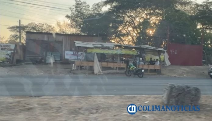 Urgen a autoridades intervenir para retirar a vendedor de leche bronca en bulevar Carlos de la Madrid Béjar, Colima