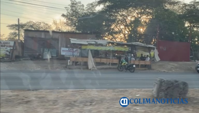 Urgen a autoridades intervenir para retirar a vendedor de leche bronca en bulevar Carlos de la Madrid Béjar, Colima
