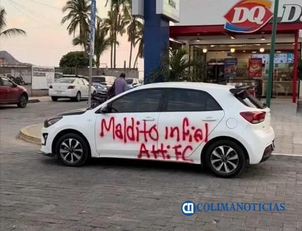 Se viraliza automóvil grafiteado en la delegación en Las Brisas de Manzanillo
