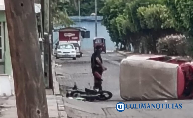 Vuelca una mototaxi en las calles de la Unidad Habitacional Padre Hidalgo de Manzanillo