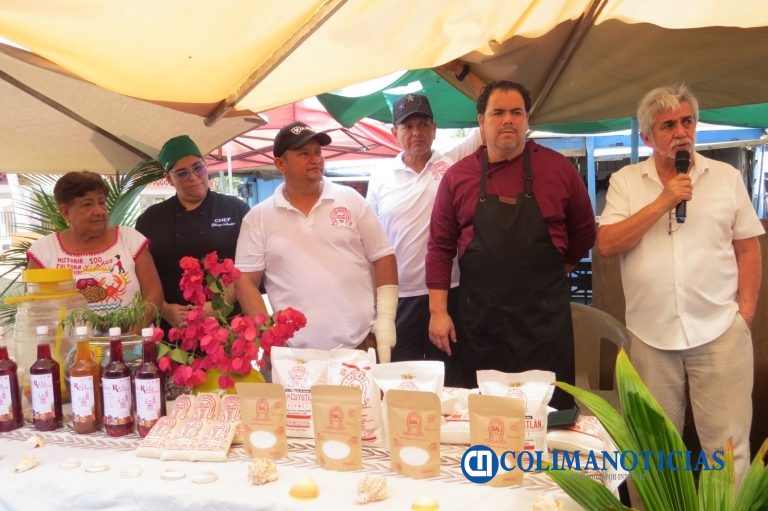Degustan muestra gastronómica en Festival de la Sal en Cuyutlán