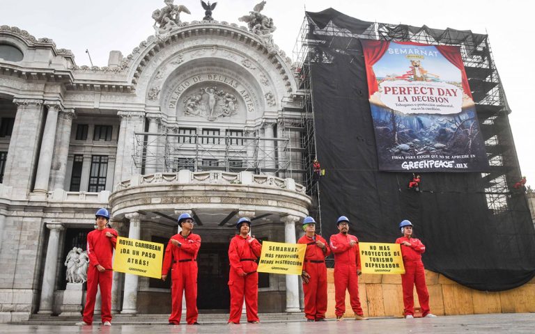 Greenpeace protesta en Bellas Artes y pide a Semarnat detener el proyecto “Perfect Day Mahahual”