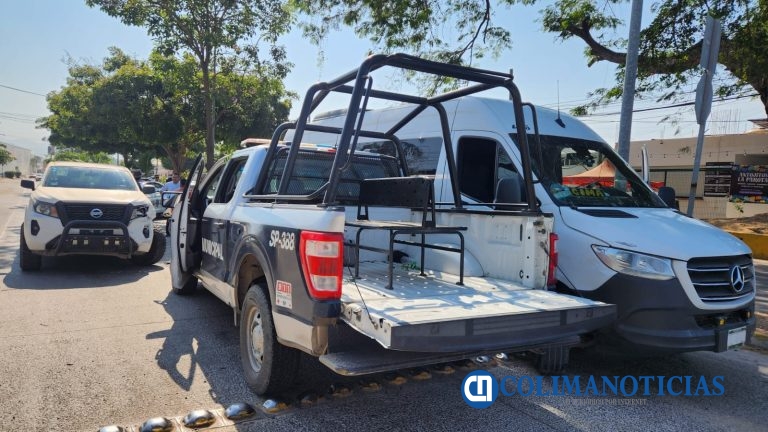 Persecución deja una patrulla siniestrada en el fraccionamiento Santa Carolina de Manzanillo