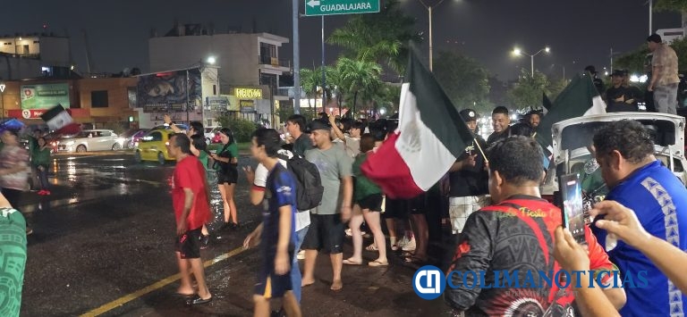 Manzanillo festeja el triunfo de México