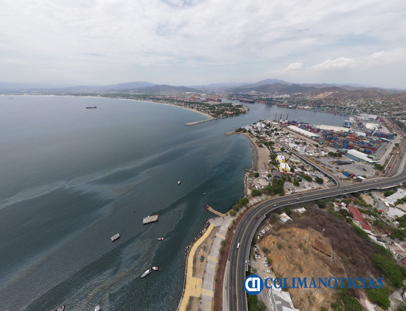 Amplia zona de la Bahía de Manzanillo afectada por derrame de hidrocarburos