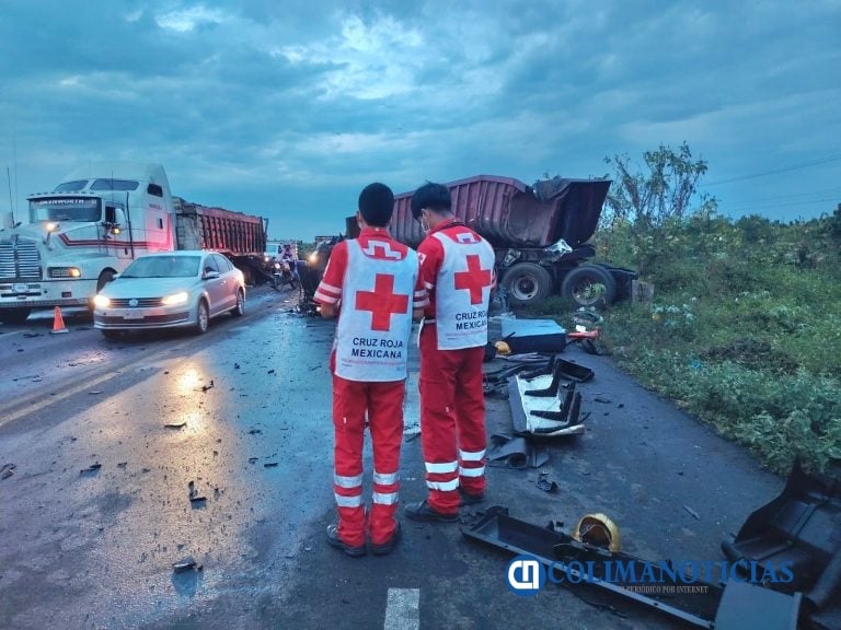 Aparatoso choque entre dos tráileres deja un lesionado en la carretera Tecomán-Cerro de Ortega