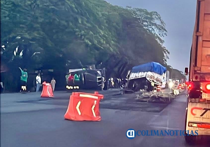 Aparatoso choque entre tráiler y camión Torton moviliza a cuerpos de emergencia en Colima-Tecomán