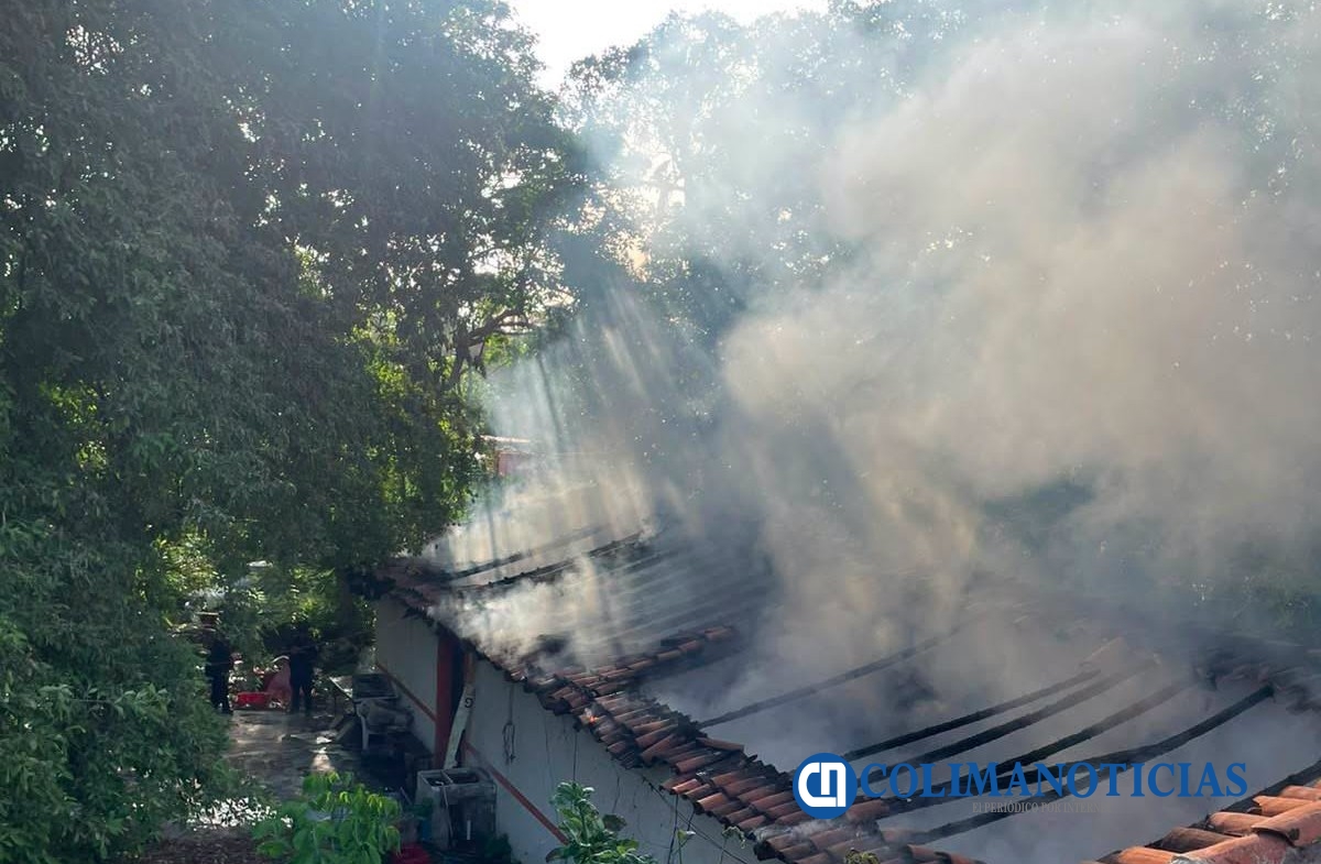 Atienden UEPC Colima y Bomberos incendio