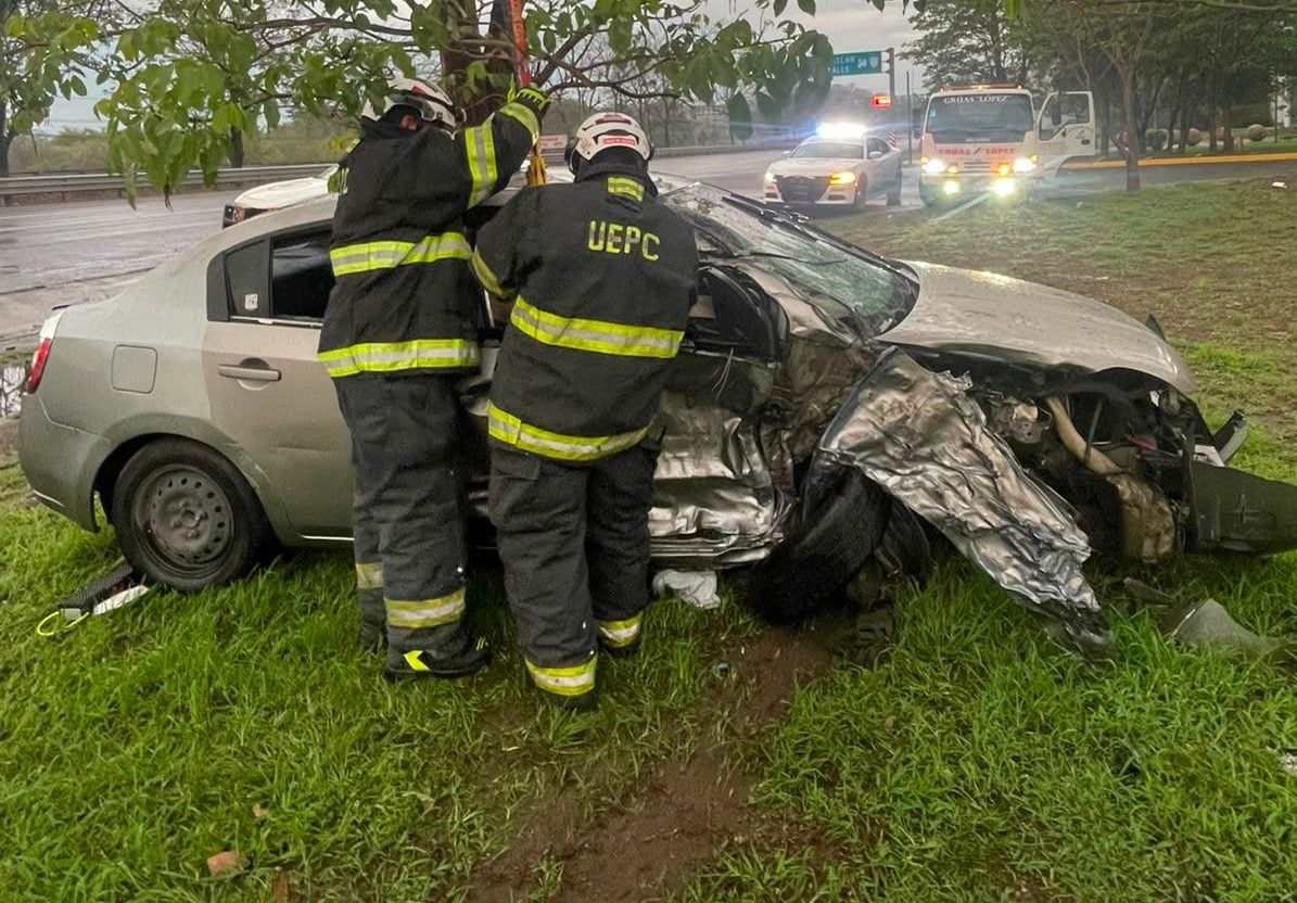 Atienden UEPC Colima y CRUM volcadura en autopista, en Loma de Juárez