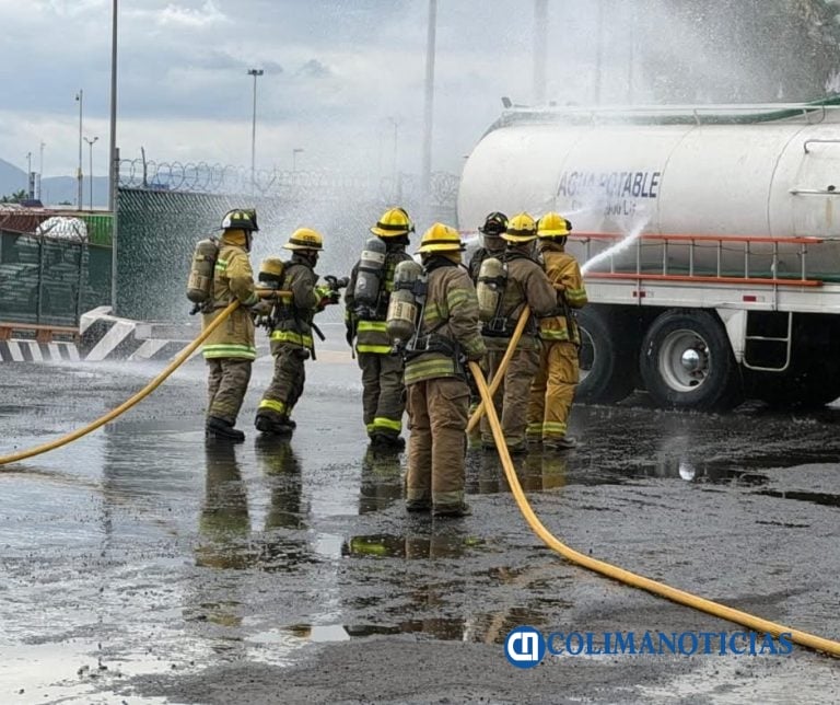 Capacitan a siete bomberos de Tecomán en combate de incendios por hidrocarburos