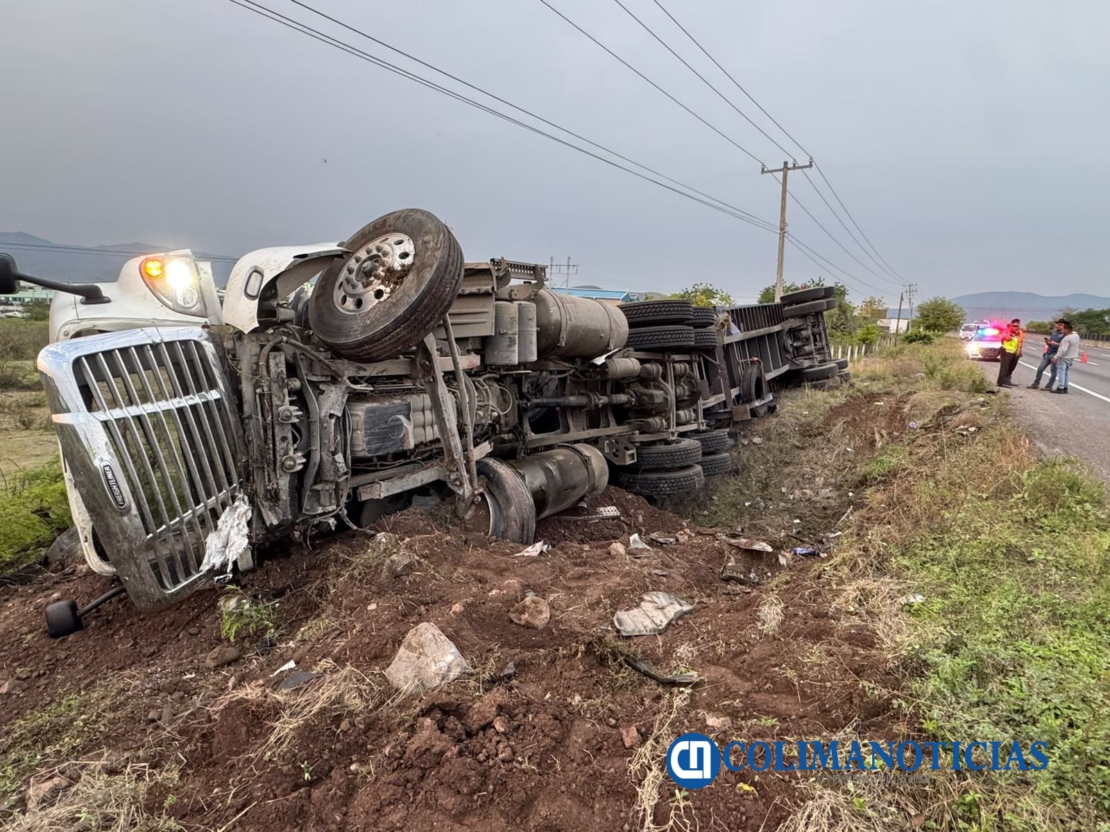 CRUM brinda atención a conductor de tractocamión volcado en la autopista Colima-Manzanillo (2)