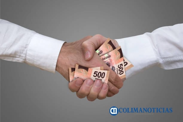 500 pesos bills handshake with grey background.