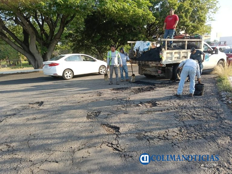 Colima refuerza el bacheo en la Avenida Camino Real
