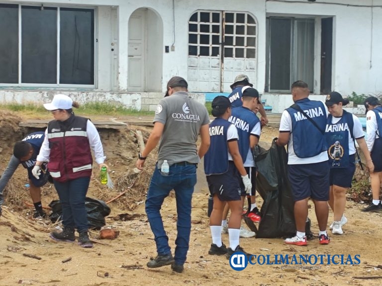 Conagua se suma a la limpieza de playa Las Brisas en Colima