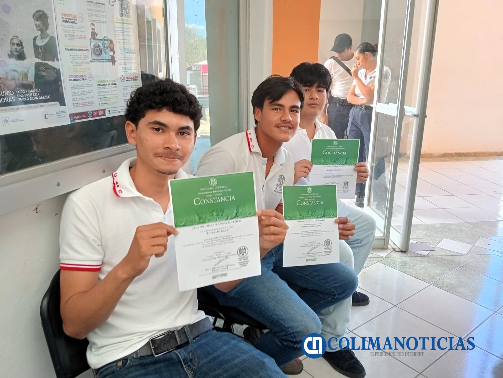 Constancias a participantes de Escuela de Oficios y Habilidades para la Vida_c