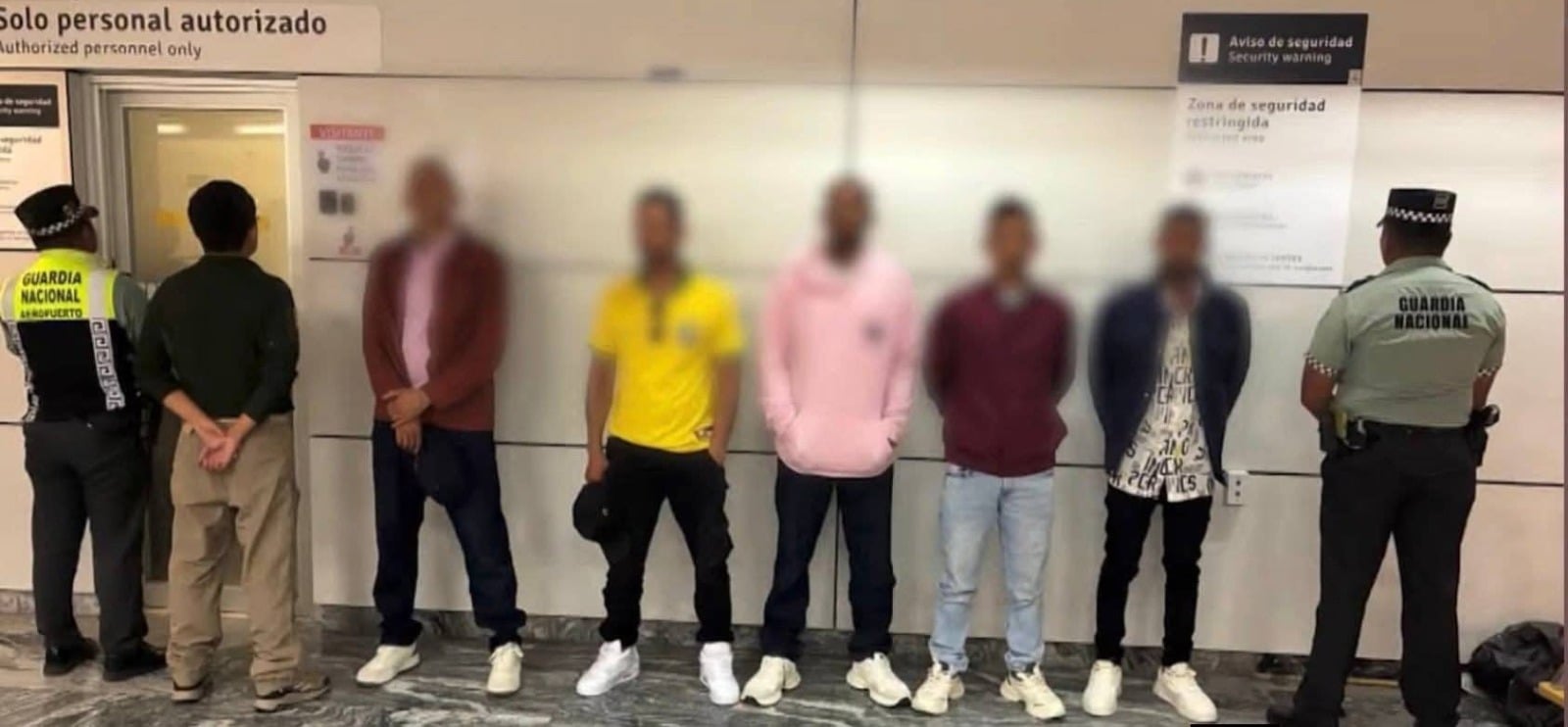 Detienen a 10 colombianos en el aeropuerto de Gdl, se presume que habían sido reclutados por el crimen organizado