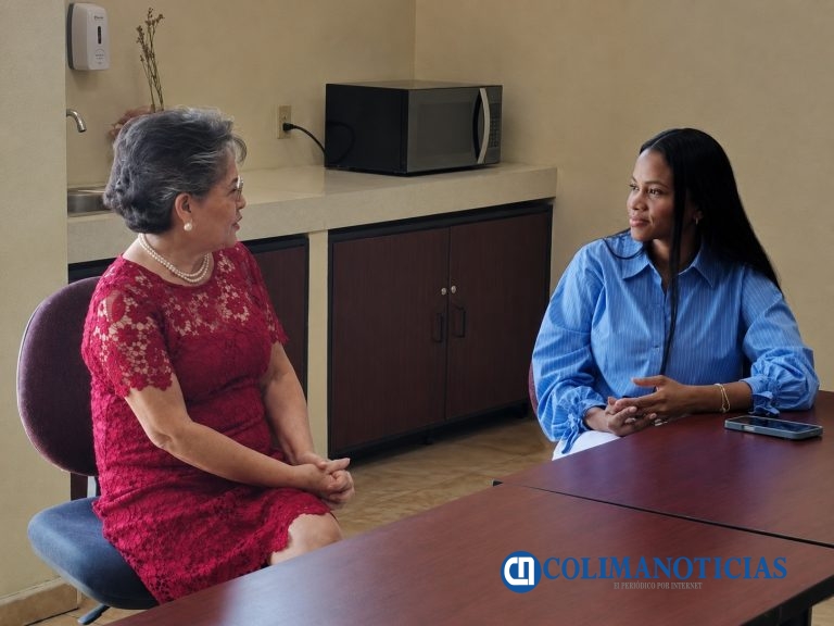 Docente colombiana imparte conferencias y charla con estudiantes de la Facultad de Derecho