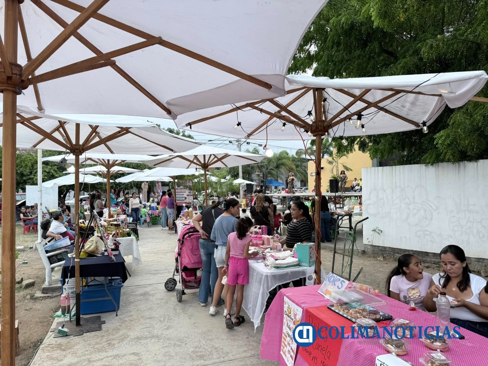 Emprendedores se beneficiaron en Mercadito de colonia Torres Quintero