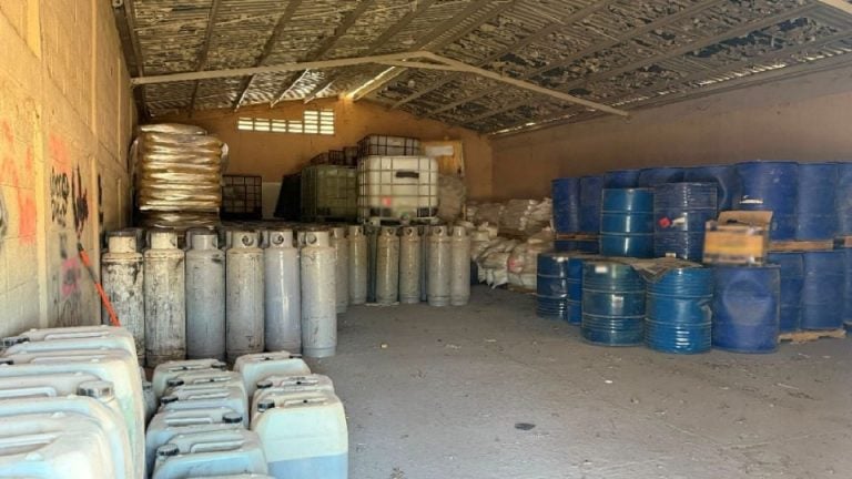 En Sinaloa, cateo en bodega deja un detenido y un fuerte aseguramiento de presunta metanfetamina