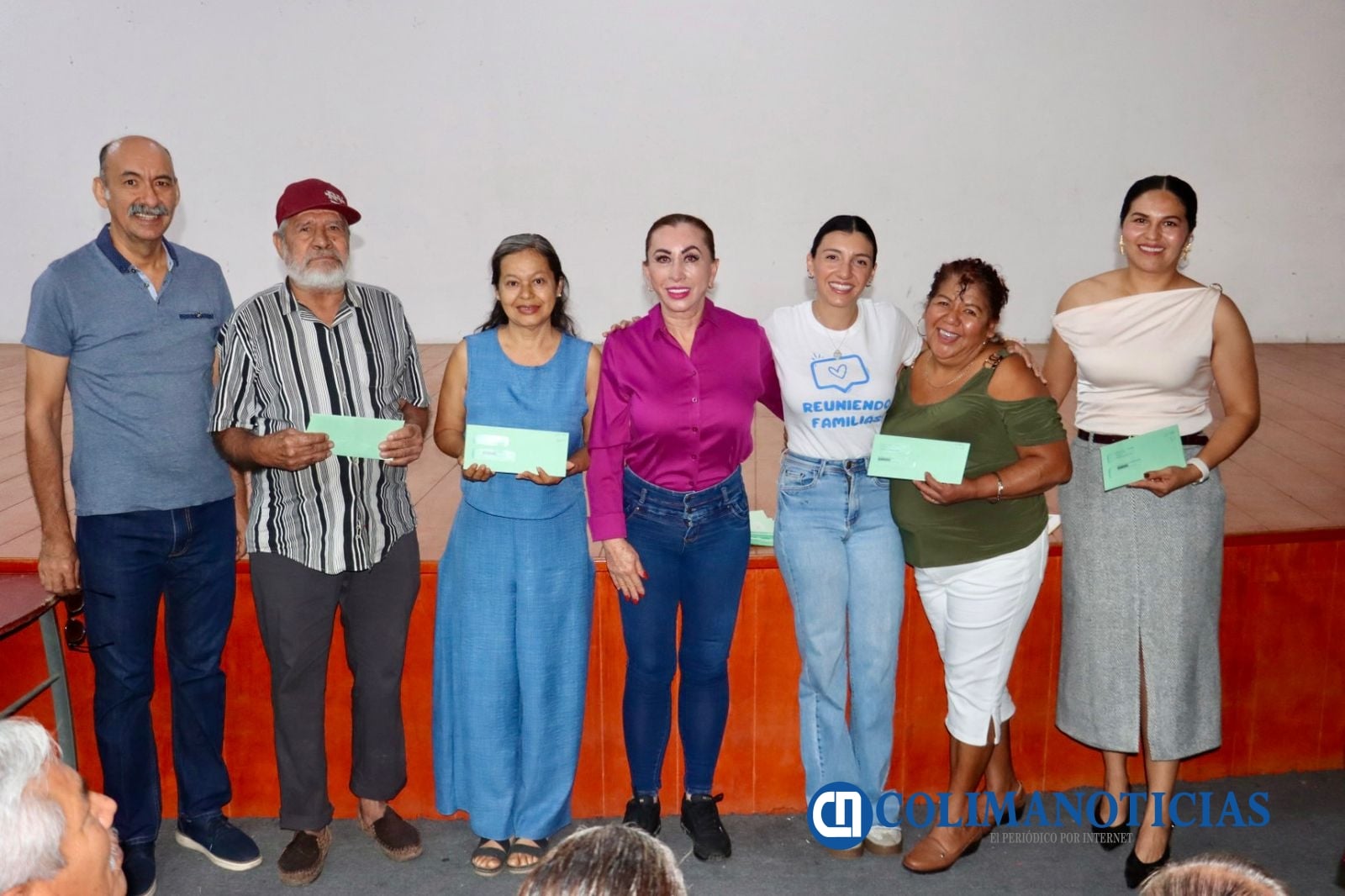 Entrega Tey Gutiérrez 25 visas americanas en Minatitlán