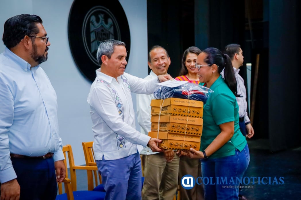 Entrega UdeC uniformes a 487 trabajadores de serv grales