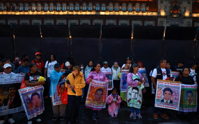 Familiares de los 43 de Ayotzinapa presionan para reabrir líneas de investigación a 12 años de los hechos