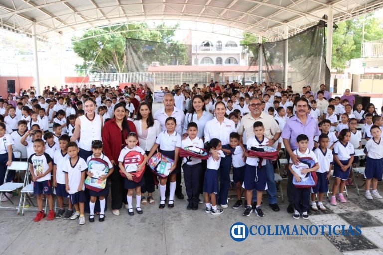 Gobierno de Indira Vizcaíno beneficia a casi 500 estudiantes de Manzanillo y Minatitlán con ColiBecas Mochilas, Útiles y Uniformes