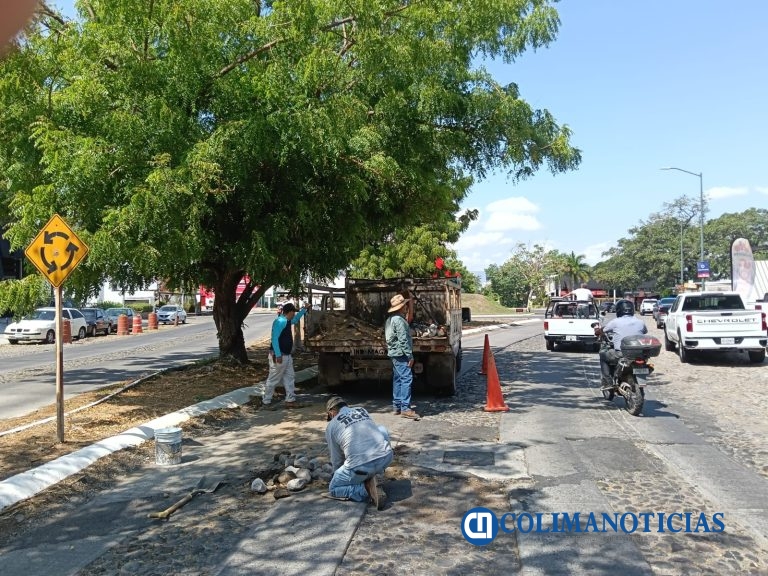 Gobierno de Riult Rivera desazolva alcantarillas de Avenida V. Carranza en la capital