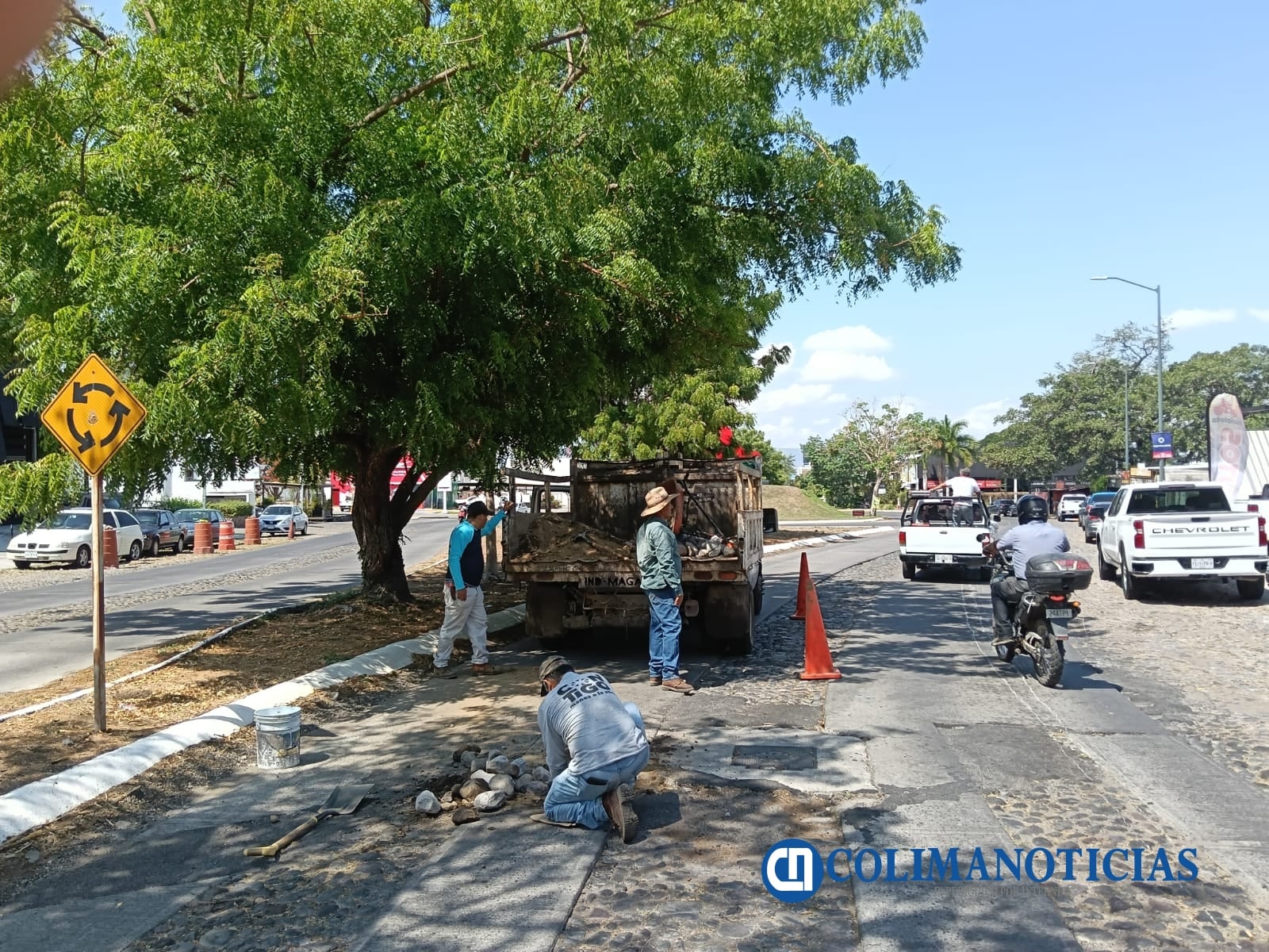 Gobierno de Riult Rivera desazolva alcantarillas de Avenida V. Carranza en la capital (3)