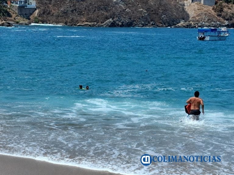 Guardavidas rescatan a padre e hija de Aguascalientes en el mar, en Manzanillo