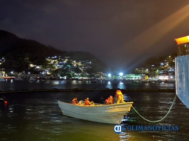 La Secretaría de Marina contiene derrame de hidrocarburos en inmediaciones del muelle turístico, en Manzanillo, Colima