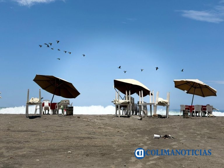 Mar de fondo mantiene oleaje elevado en playas de Tecomán