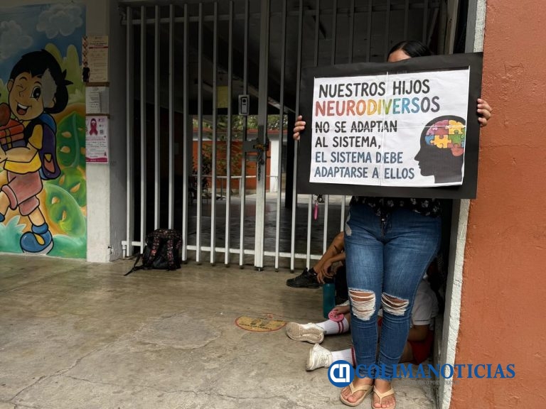 Padres bloquean CAM Tecomán; exigen separación de niveles educativos