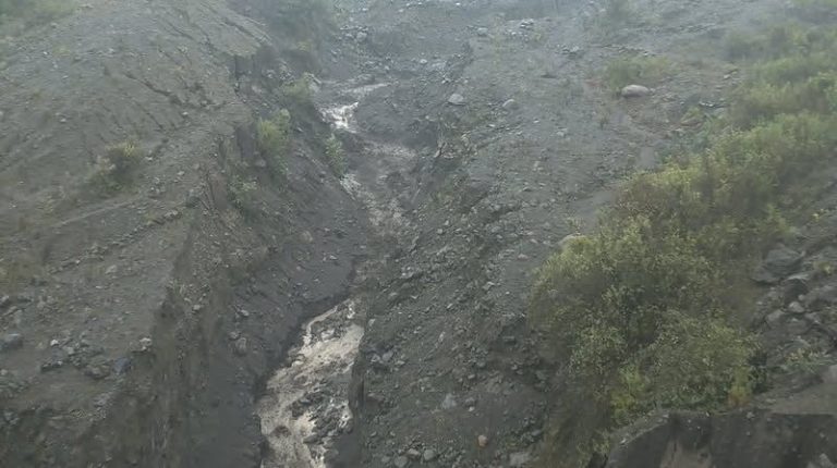 Se podrían registrar lahares en las barrancas del Volcán de Colima; reportan derrumbes y obstrucción del camino de acceso a El Terrero