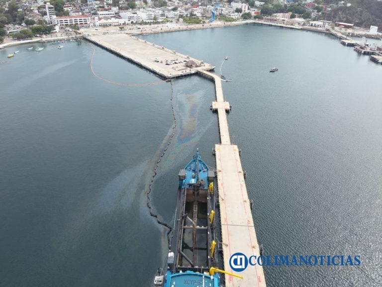 La Secretaría de Marina continúa con los trabajos de contención y limpieza de hidrocarburo en inmediaciones del muelle turístico, en Manzanillo, Colima