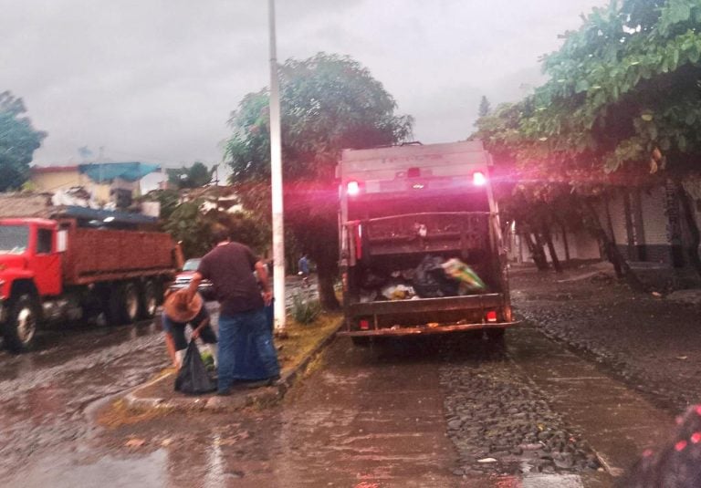 Joven trabajador de Limpia de Armería resulta gravemente lesionado en accidente con camión recolector