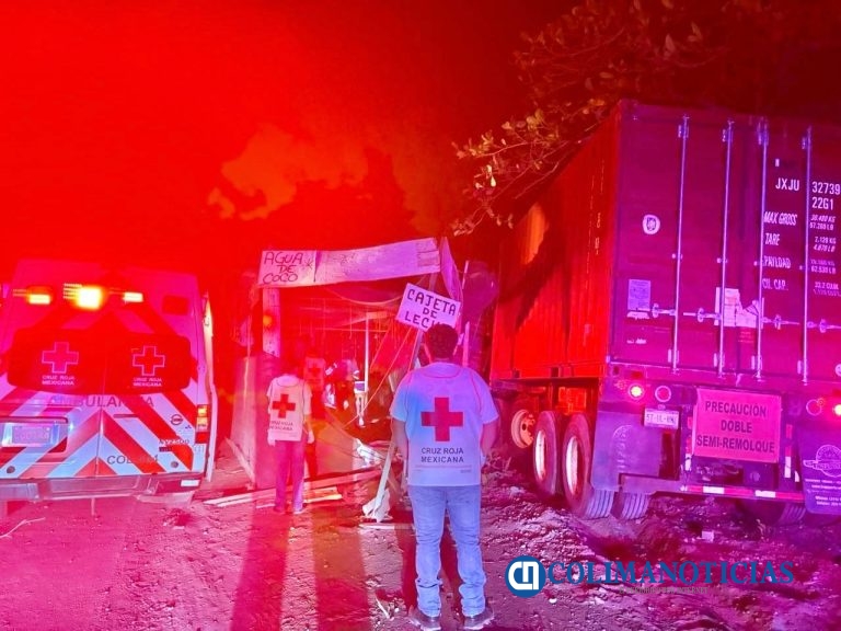 Trailero se queda dormido y destruye puesto de cocos en el crucero de Tecomán