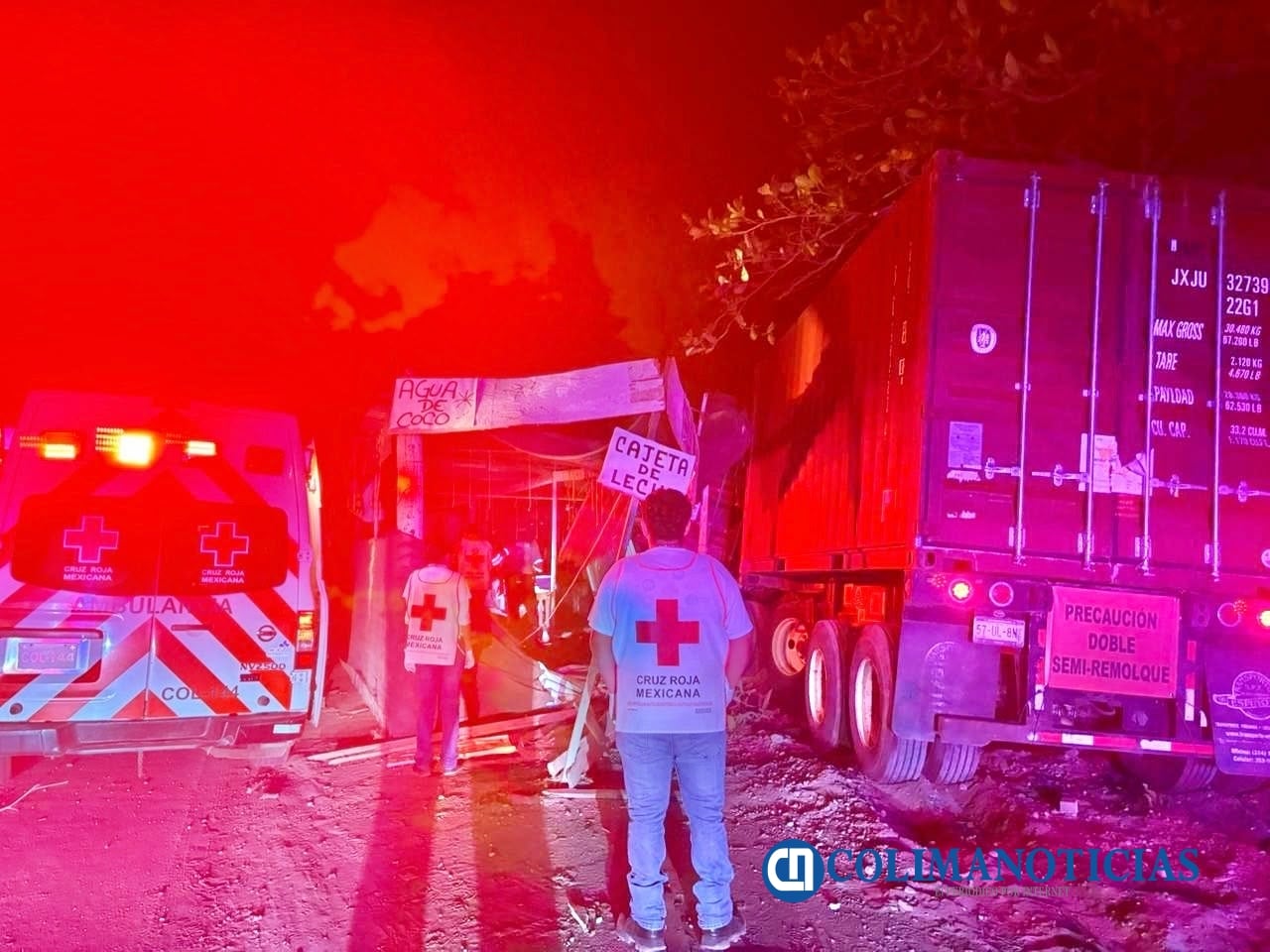 Trailero se queda dormido y destruye puesto de cocos en el crucero de Tecomán